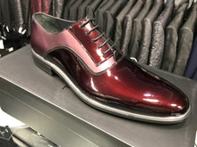 Load image into Gallery viewer, Man Shoes Elegant Design Silver Border Top Quality Leather Insert
